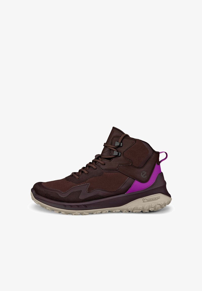 Scarpa sportiva alta marrone con dettagli viola, tomaia in tessuto, suola in gomma, sovrapposizioni testurizzate e sistema di allacciatura per una vestibilità sicura.