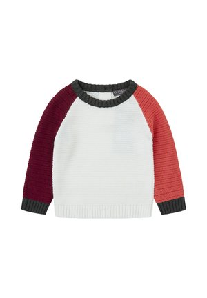 Suéter de niño tejido con cuerpo blanco, cuello y puños verde oscuro, manga izquierda burdeos y manga derecha coral sobre un fondo blanco.