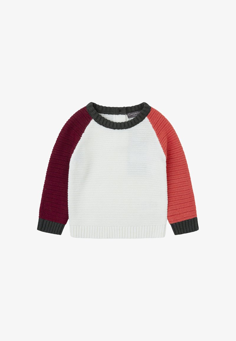 Suéter de niño tejido con cuerpo blanco, cuello y puños verde oscuro, manga izquierda burdeos y manga derecha coral sobre un fondo blanco.