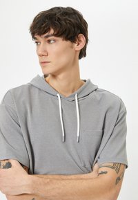 Koton DETAIL HOODED - Printtipaita - grey