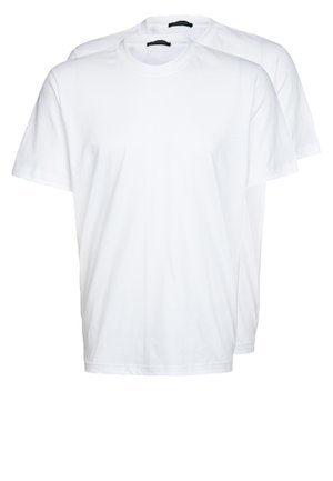 Twee eenvoudige witte katoenen T-shirts, korte mouwen, ronde hals, met een gladde structuur en zonder zichtbare patronen of accenten.
