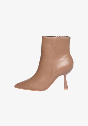 Stivale alla caviglia in pelle marrone con punta affusolata e tacco sottile e trasparente. Presenta una chiusura con zip sul lato per indossarlo facilmente.