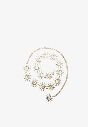 Goudkleurige ketting met zonvormige hangers met zwirlende ontwerpen, verbonden door een ketting. De textuur is glad met een gepolijste afwerking.