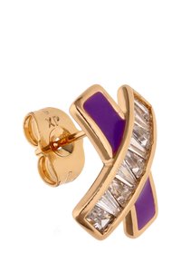 Gouden oorbel met een gebogen ontwerp, voorzien van paarse emailaccenten en heldere, rechthoekige edelstenen in een kanaalzetting.