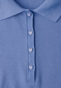 Blaues, geripptes Strickshirt mit Kragen und einer vertikalen Reihe herzförmiger Knöpfe auf der Vorderseite.