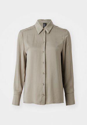 Chemise à manches longues en beige atténué, avec un boutonnière à l'avant et un col classique. Tissu lisse avec un léger éclat et coupe ajustée.