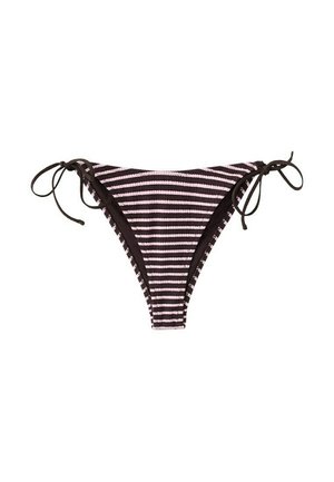 Čierne a bledo ružové pruhované spodné diely bikín so zaväzovacími šnúrkami na bokoch a textúrovaným detailom látky na bielom pozadí.