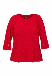 Rode top met een gestructureerd golvend patroon, voorzien van driekwart mouwen en zilveren knoopaccenten op de manchetten. Gemaakt van een lichtgewicht materiaal.