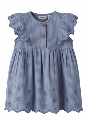 Lyseblå småbarns kjole med vertikale striper, broderte blomsterdetaljer, rysjekanter på ermekantene, to treknapper og bølget nederkant.