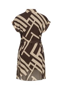 Robe ceinturée à manches courtes avec col montant, présentant des motifs géométriques abstraits beiges sur un fond marron foncé.
