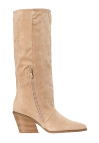 Beige ruskind midtkalv damesko med skråt stablet træhæl og sides lynlås på hvid baggrund.