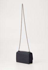 Geantă neagră din piele, tip crossbody, cu un finisaj texturat, formă rectangulară și curea din lanț argintiu. Design simplu, fără modele sau accente vizibile.