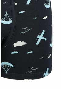 Granatowe bokserki z jasnoniebieskim wzorem przedstawiającym samoloty, chmury, paralotnie i łodzie. Wykonane z miękkiego, elastycznego materiału.