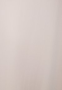 Ljusrosa tyg med en slät textur, som har en subtil lyster. Ytan är enhetlig utan synliga mönster eller detaljer.