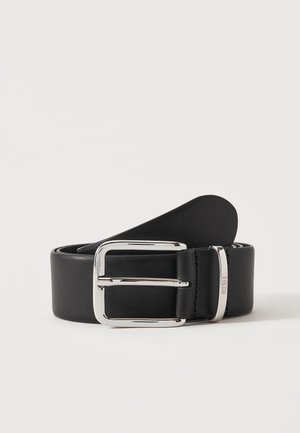 Cintura in pelle nera arrotolata con fibbia rettangolare argento e passante d’argento inciso con il nome del marchio "Diesel".