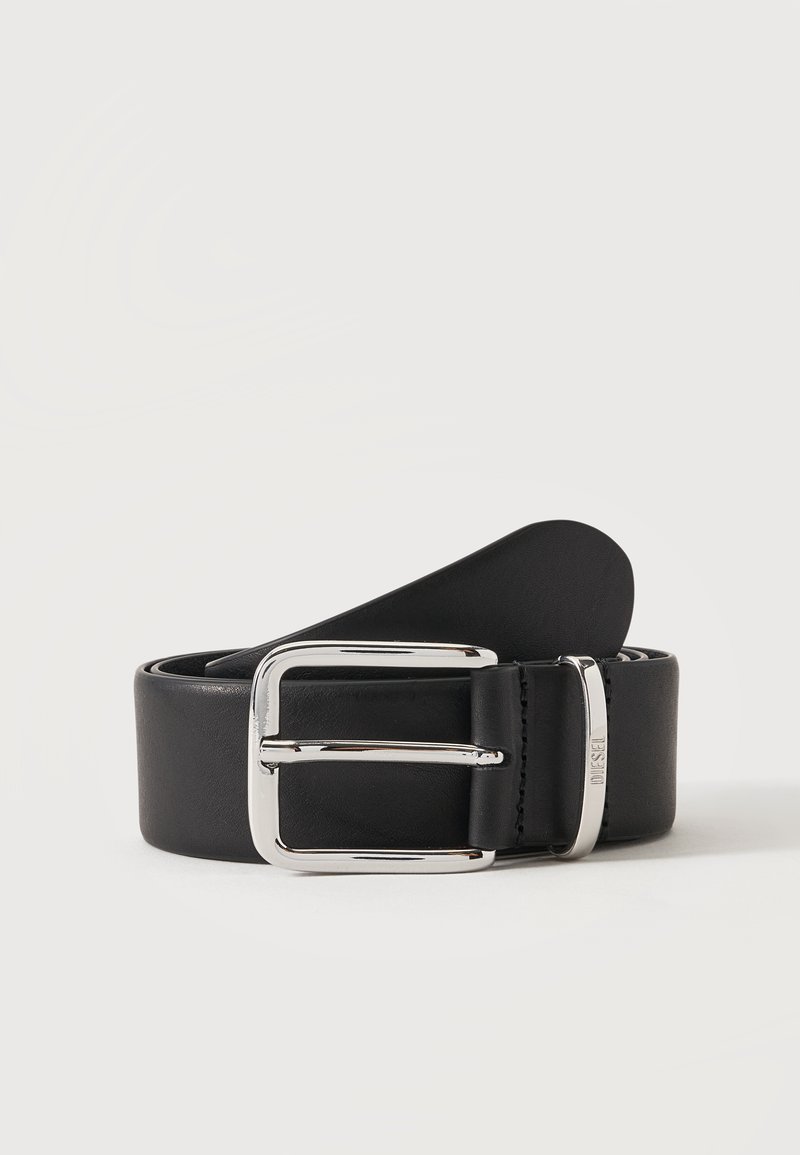 Ceinture en cuir noir roulée avec une boucle rectangulaire argentée et une boucle argentée gravée du nom de la marque "Diesel".