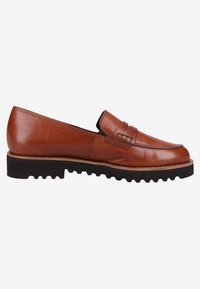 Mocassin en cuir brun avec empeigne texturée, bout rond et semelle épaisse à crampons. Présente un détail de surpiqûre subtil sur la partie supérieure.