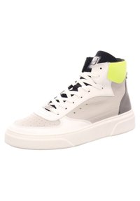 Hochschuhe mit einem Obermaterial aus weißem Leder, grauen und schwarzen Akzenten, durchlöchtem Zehenbereich und einem neongrünen Kragen. Chunky Sohlendesign.