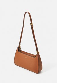 Borsa a spalla in pelle marrone con una finitura texturizzata, dotata di un accento in catena dorata e tracolla regolabile. Forma rettangolare con bordi morbidi.