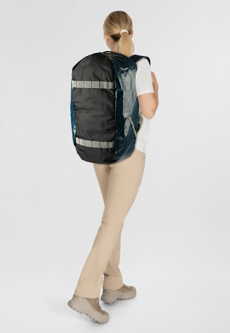 Zaino nero e turchese con strisce riflettenti, realizzato in materiale resistente, caratterizzato da un design spazioso, spallacci larghi e una finitura testurizzata.