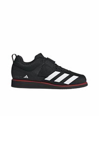 Sorte atletiske sko med en mesh-overdel, der har tre hvide striber, røde detaljer på sålen og et bånd over snørebåndene for støtte.
