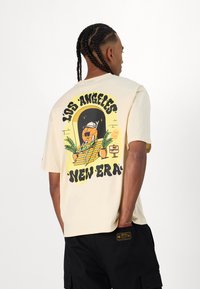 New Era CITY GRAPHIC TEE - Μπλουζάκι με στάμπα - beige