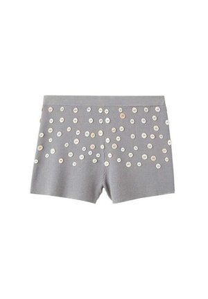 Pantalones cortos de punto acanalado gris decorados con botones blancos y beige dispersos por la parte delantera y los laterales.