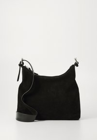 Zwart suede handtas met een gebogen vorm, ritsluiting en een afneembare leren schouderband. Heeft elegante zilveren hardware en een zachte textuur.