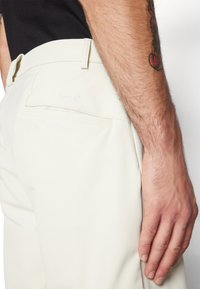 EA7 Emporio Armani GOLF PRO SHORTS  - Αθλητικό σορτς - silver birch