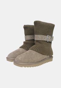 Stivaletti alla caviglia in camoscio marrone con parte superiore in maglia a coste, dotati di cinturino con fibbia intorno alla caviglia e suola sagomata.