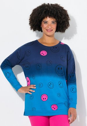Top a maniche lunghe blu e navy con un design a gradiente, caratterizzato da motivi di faccine sorridenti rosa e una vestibilità comoda. Tessuto testurizzato con polsini a coste.