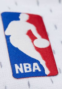 NBA-Patch mit einer weißen Silhouette eines spielenden Spielers, vor einem rot-blauen Hintergrund mit "NBA" in weißer Schrift.
