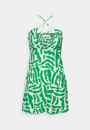 Vihreä ja valkoinen hihaton mekko, jossa on abstrakti aaltoileva kuvio, istuva vartalo, V-pääntie ja ristikkäiset ohuet olkaimet.