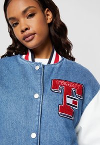 Tommy Jeans LETTERMAN JACKET - Blouson Bomber - denim medium