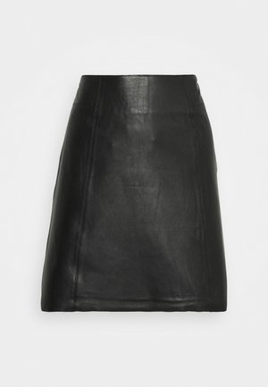 Schwarzer Leder-Minikilt aus glattem Material, mit klaren Linien und minimalen Details. Gerade geschnitten mit einem Bund oben.