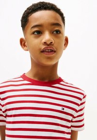 Tommy Hilfiger ESSENTIAL TEE UNISEX - Camiseta básica - primary red white breton