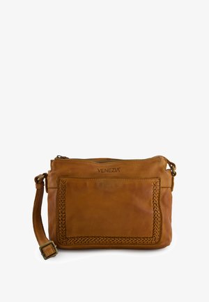 Brązowa skórzana torba na ramię z plecionym akcentem, zamek błyskawiczny, regulowany pasek oraz wytłoczona nazwa marki z przodu.