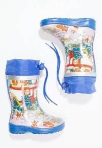 Transparante regenlaarzen voor kinderen met kleurrijke illustraties van brandweermannen, blauwe rubberen afwerking en een trekkoordsluiting aan de bovenkant.