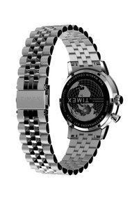 Hopeinen ruostumattomasta teräksestä valmistettu kello, jossa on linkitetty ranneke, pyöreä musta taulu, jossa on maailman kartta -kuvio, ja kiillotettu metallinen nuppi sivulla.