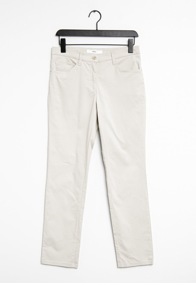 Pantalon droit beige clair pour femme avec poches avant et fermeture par bouton, suspendu sur un cintre noir sur fond blanc.