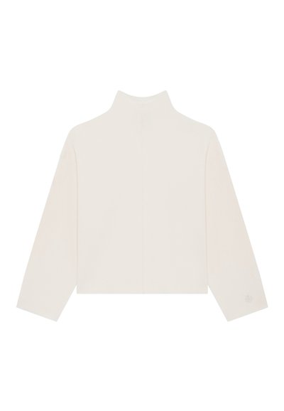 Pullover a manica lunga di colore bianco sporco, con collo alto, orlo dritto e vestibilità rilassata, mostrato disteso su uno sfondo bianco.