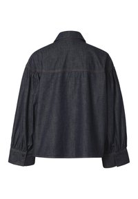 Chemise en denim foncé à manches longues, avec manches froncées et poignets boutonnés, vue de dos sur fond blanc.