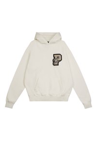 Sweatshirt branco feito de algodão com um bolso canguru. Apresenta um retângulo texturizado preto e bege no lado esquerdo do peito com a letra "P" e texto.