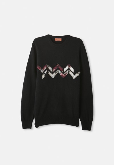 Svart tröja med långa ärmar, rund hals, med ett zickzackmönster i röd, vit och beige över bröstet, tillverkad av mjukt material.