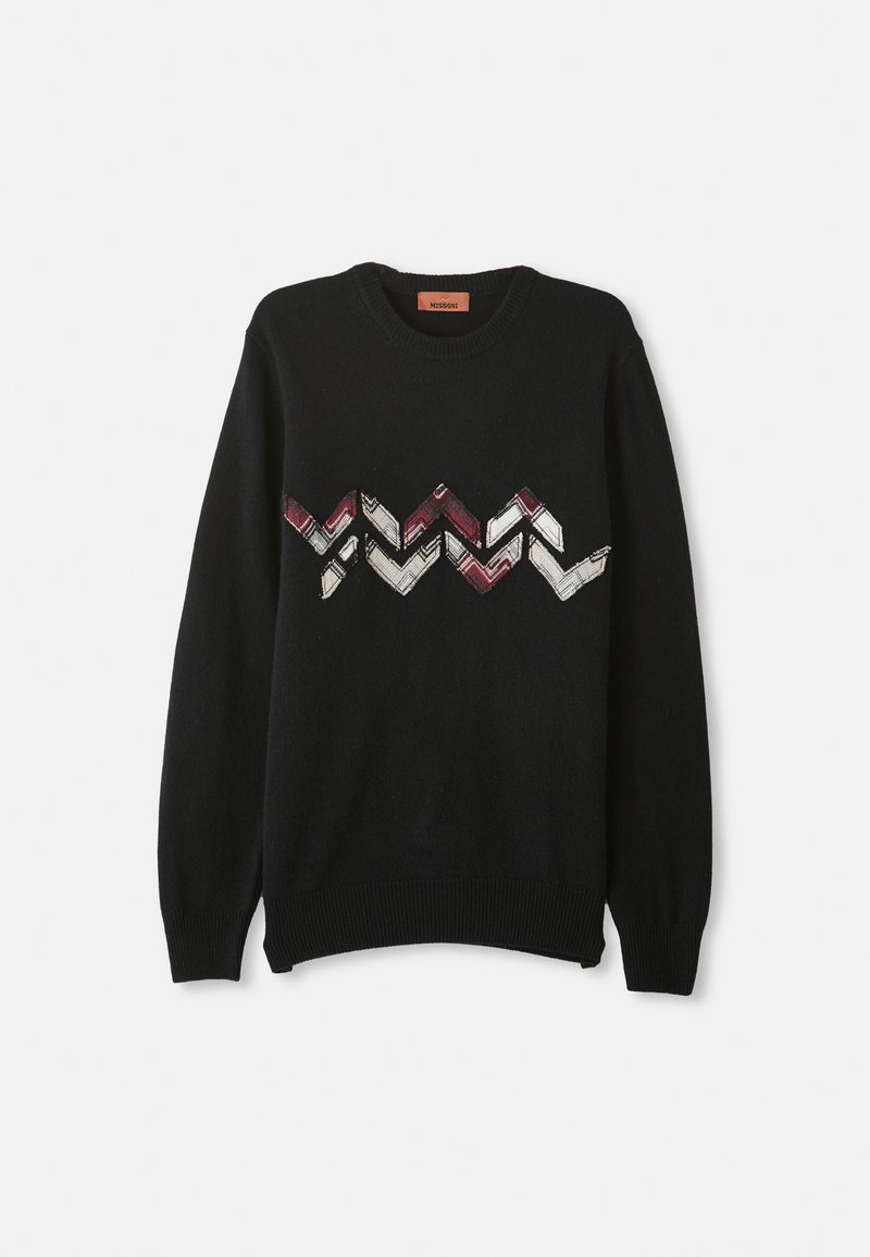 Schwarzer Pullover mit langen Ärmeln und rundem Ausschnitt, der ein Zickzackmuster in Rot, Weiß und Beige über der Brust zeigt, aus weichem Material gefertigt.