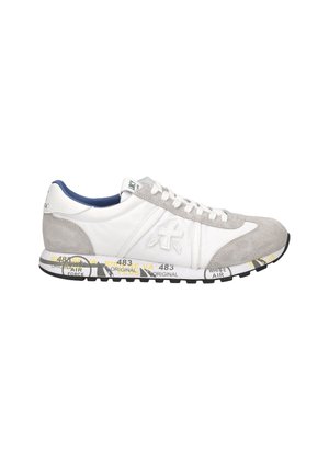 Sneaker bianche in pelle con dettagli in suede grigio, presentano una fodera interna blu, lacci piatti e una suola in gomma nera testurizzata con dettagli stampati.