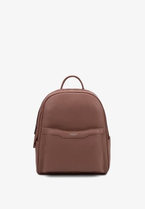 Zaino in pelle marrone con texture, dalla forma arrotondata, manico superiore e tasca frontale. Presenta un leggero logo sulla parte anteriore.