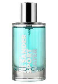 Transparent glass parfymeflaske med en sølvhette, som inneholder lys blå væske. Merket har hvit tekst: "Jil Sander Sport Water for Women."