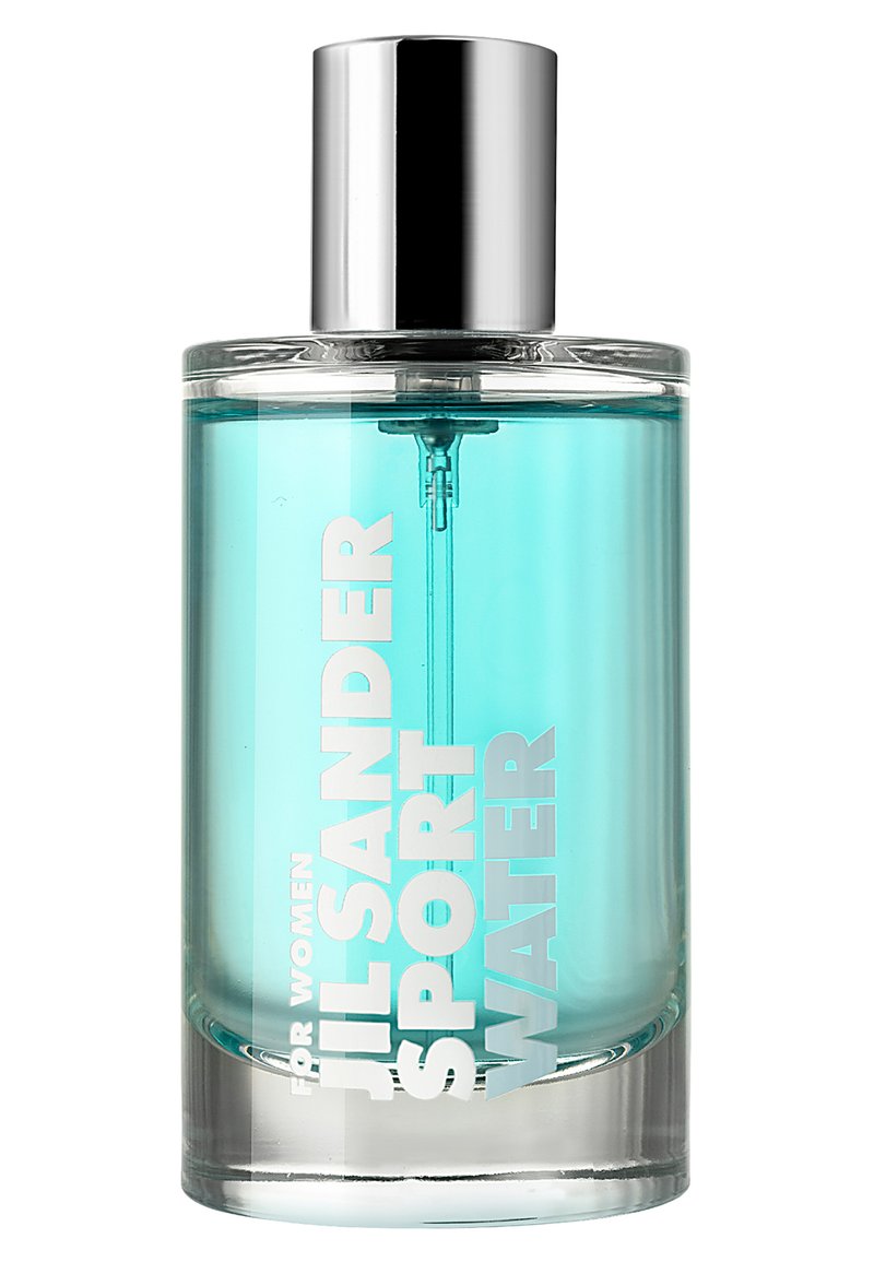 Bottiglia di profumo in vetro trasparente con tappo argentato, contenente un liquido azzurro chiaro. L'etichetta presenta testo bianco: "Jil Sander Sport Water for Women".