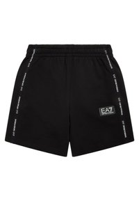 Pantaloni corti neri realizzati in un tessuto morbido con una cintura elastica, con branding laterale in testo bianco e una patch con il logo sulla gamba sinistra.